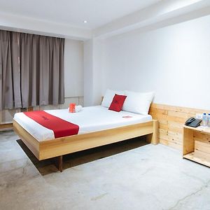 Reddoorz Plus @ Boni Avenue Mandaluyong